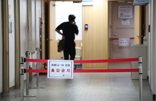 최근 정부서울청사 3층에 입주한 개인정보보호위원회 직원이 코로나19 확진으로 판정되자 출입이 금지되고 있다.   [연합뉴스]